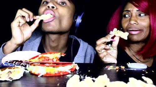 小伙吃蟹腿视频播放国产,国货之光，小伙演绎家乡味道